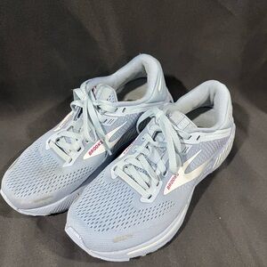 Women's Brooks Adrenaline GTS 22 running shoes in a light blue  Size 6